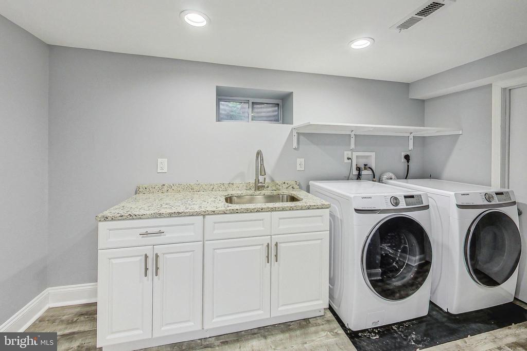 1906 Alberti Dr