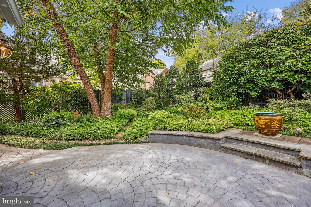 8904 Colesville Rd