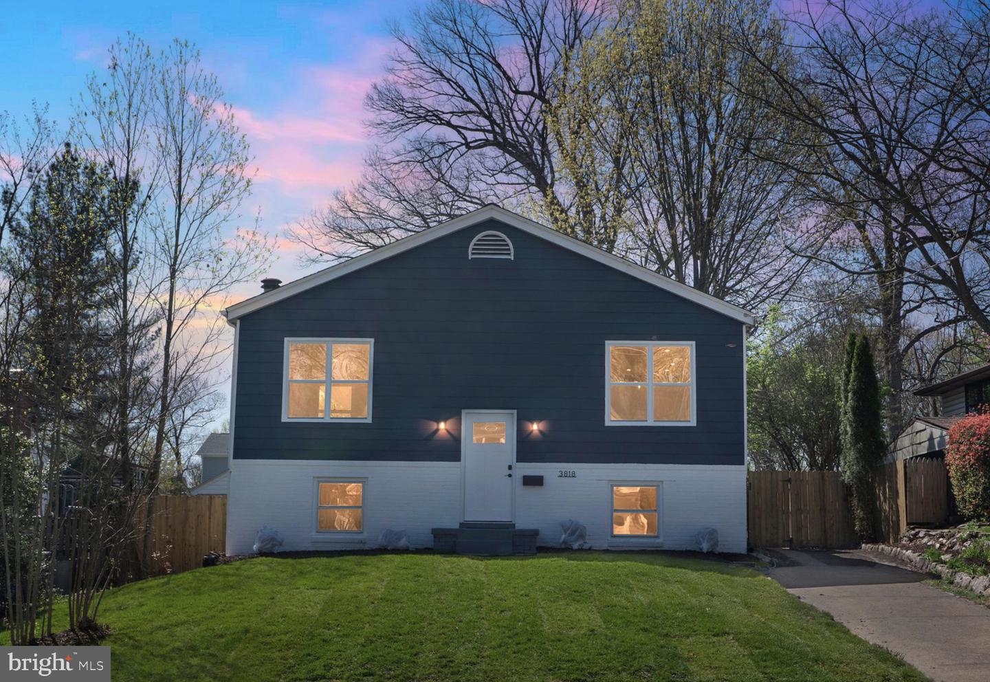 3818 Lawrence Ave