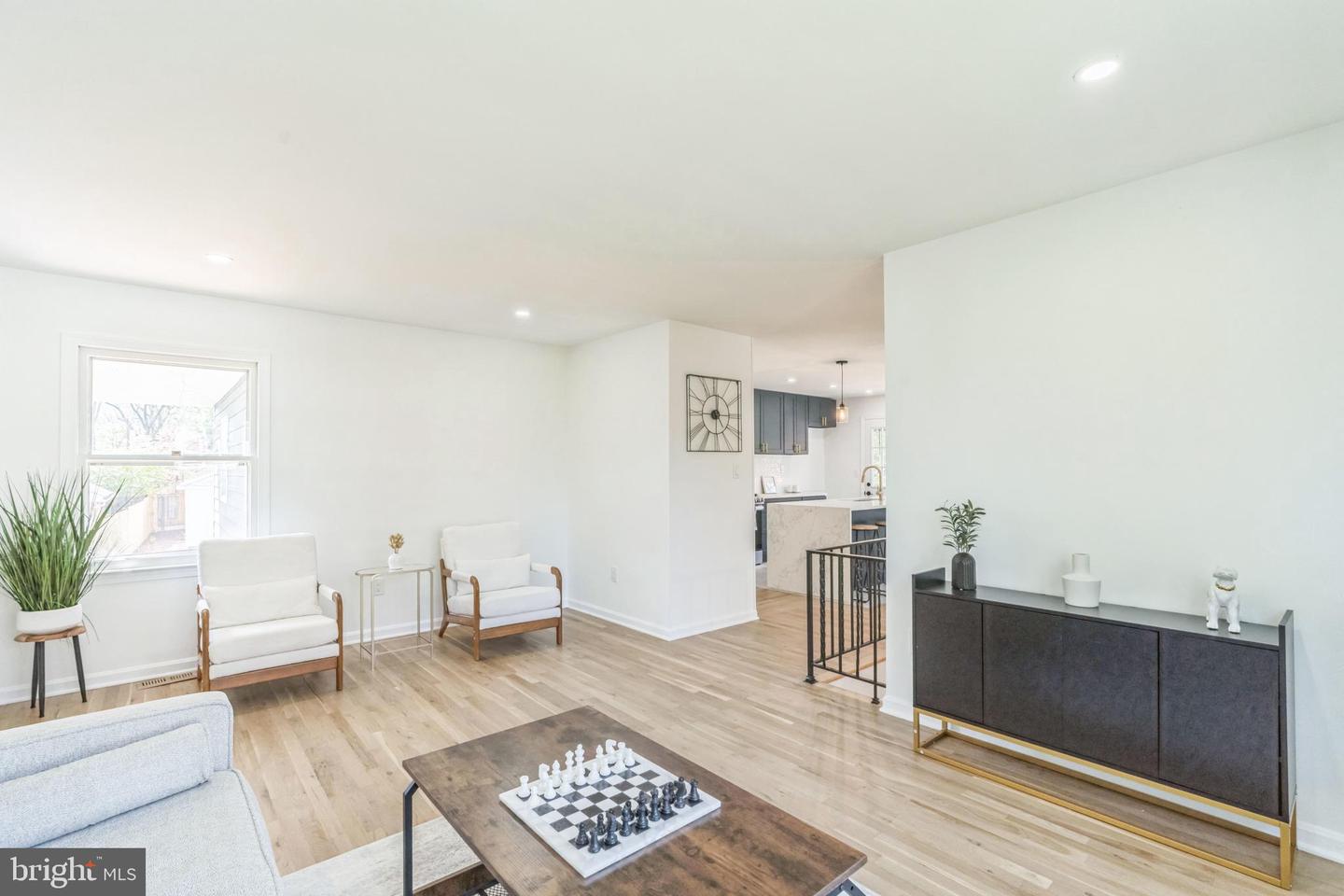 3818 Lawrence Ave
