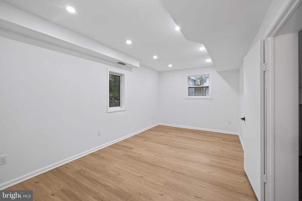 3818 Lawrence Ave