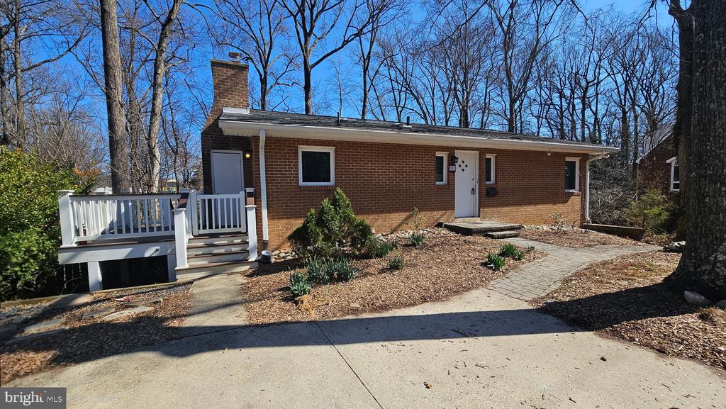 8 LAKESIDE DRIVE