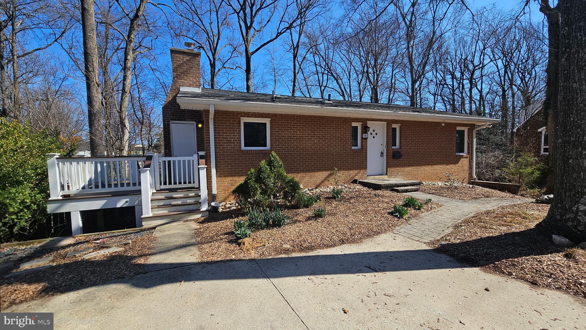 8 LAKESIDE DRIVE