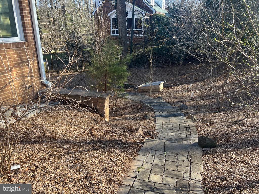 8 LAKESIDE DRIVE