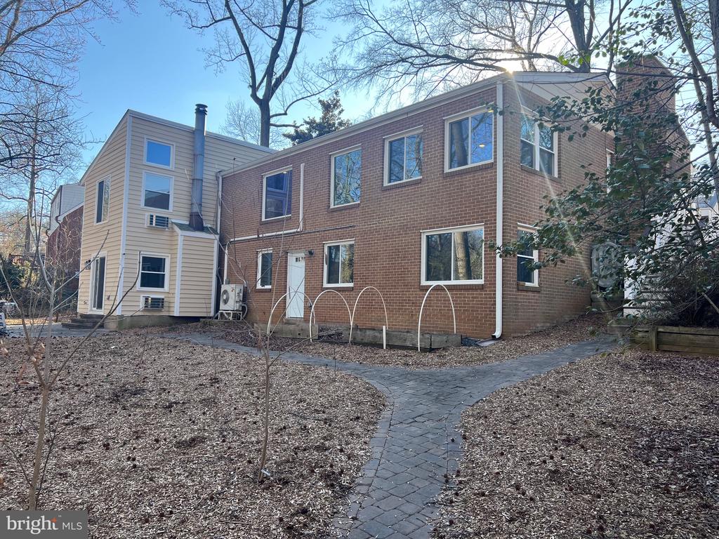 8 LAKESIDE DRIVE