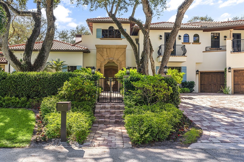 906 Seagrape Lane