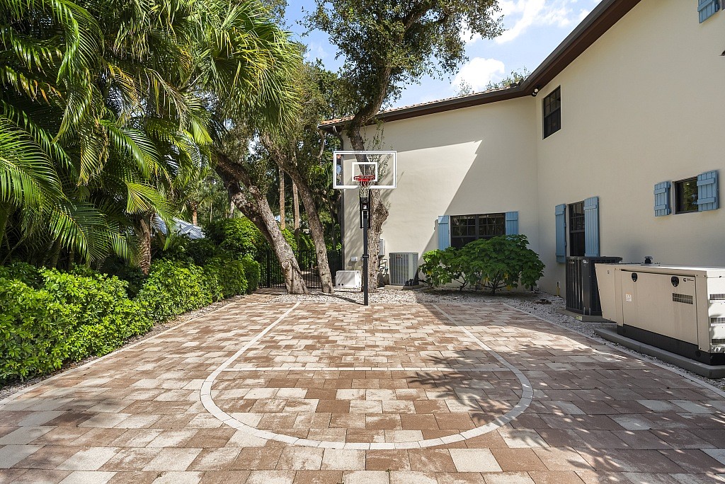 906 Seagrape Lane