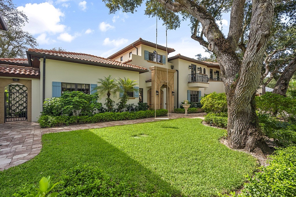 906 Seagrape Lane