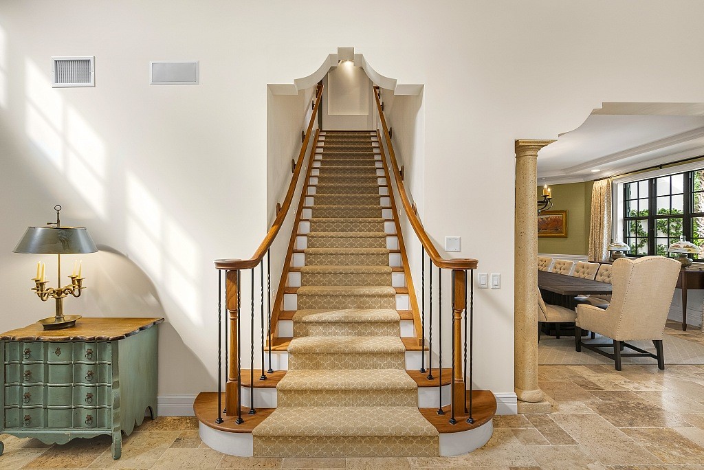 906 Seagrape Lane
