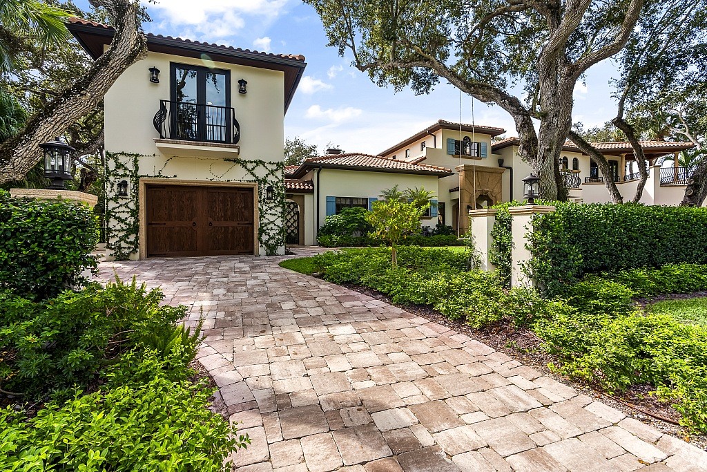 906 Seagrape Lane