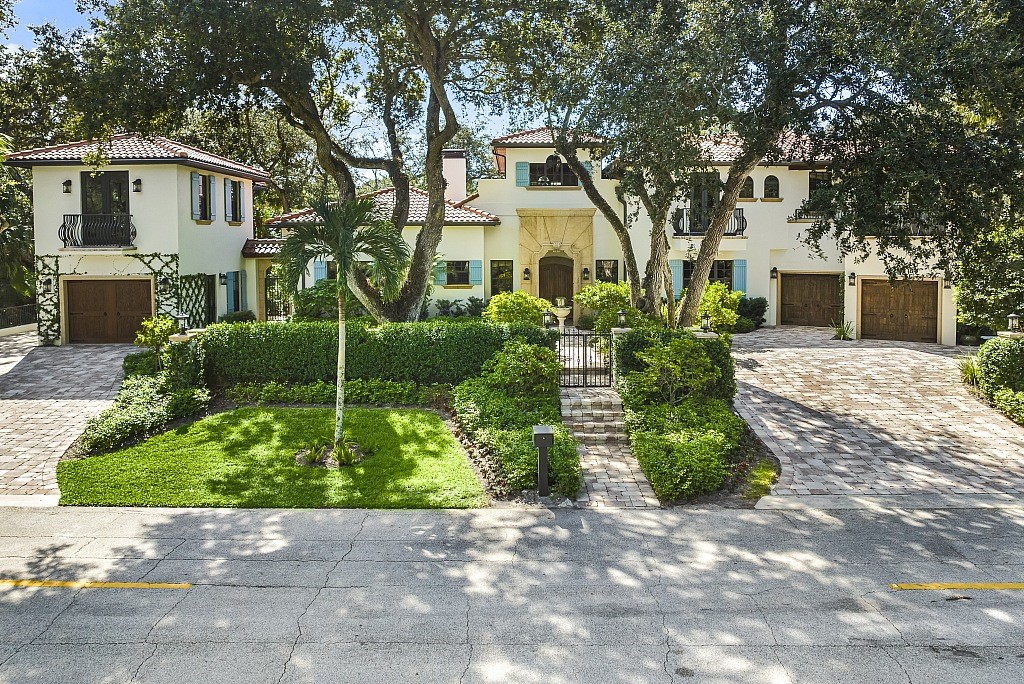 906 Seagrape Lane
