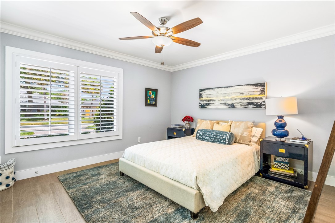 1495 Shorelands Drive E