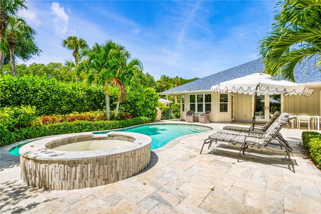 1495 Shorelands Drive E