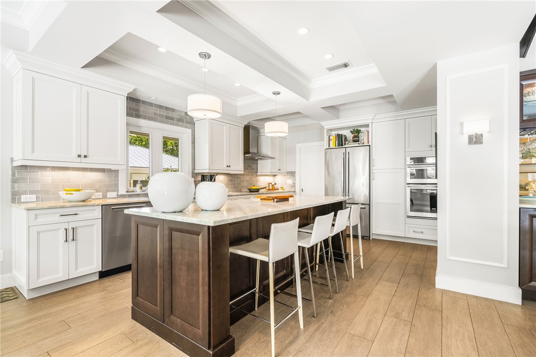 1495 Shorelands Drive E