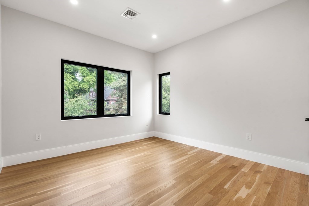 52 Aberdeen St # 1