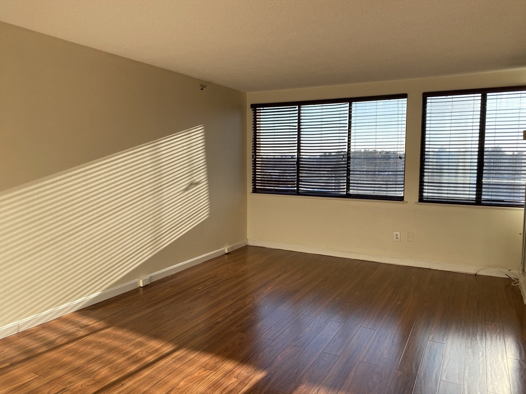 250 Hammond Pond Pkwy # 804S