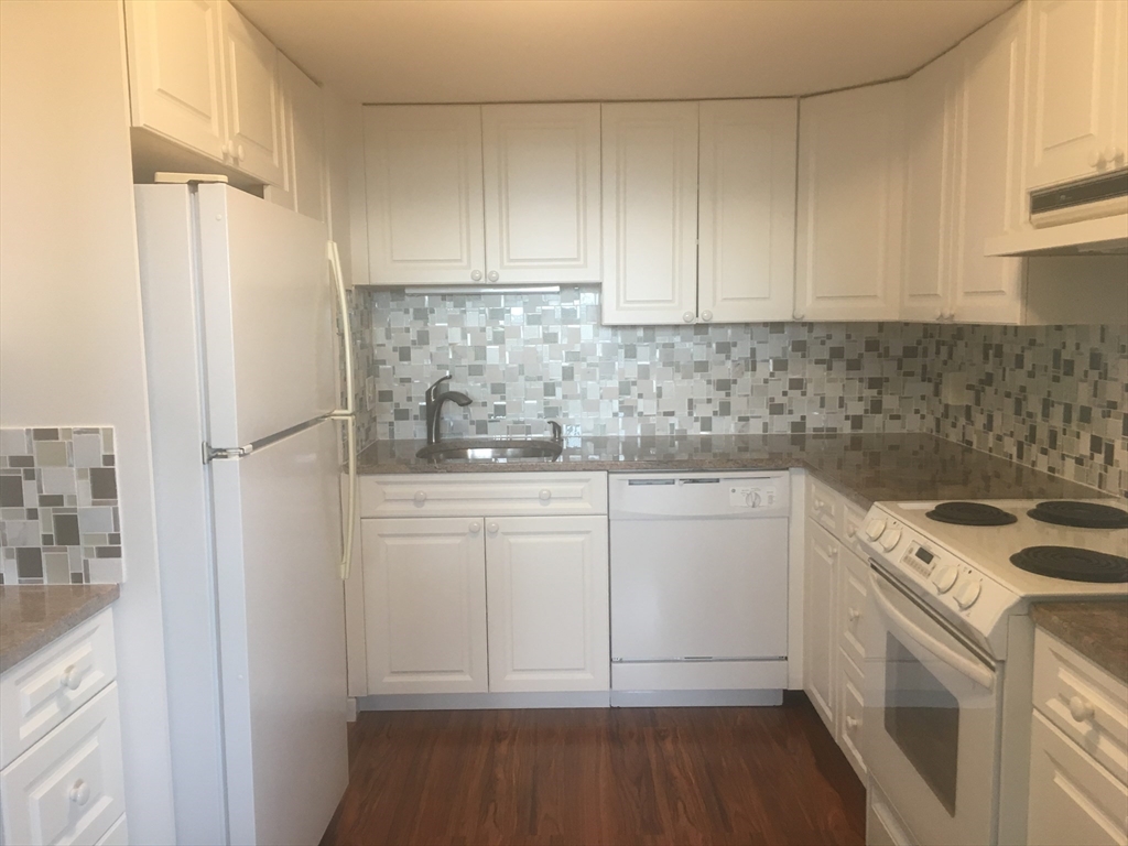 250 Hammond Pond Pkwy # 804S