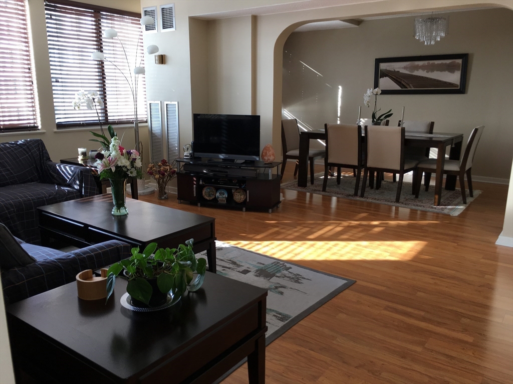 250 Hammond Pond Pkwy # 804S