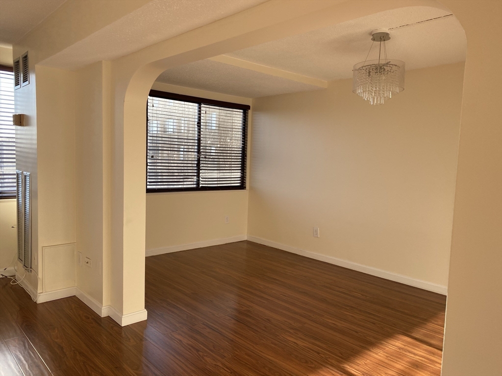 250 Hammond Pond Pkwy # 804S