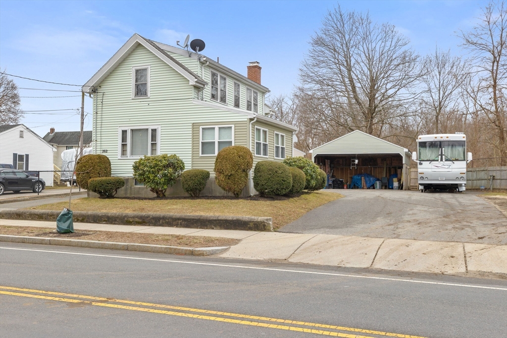 262 River St