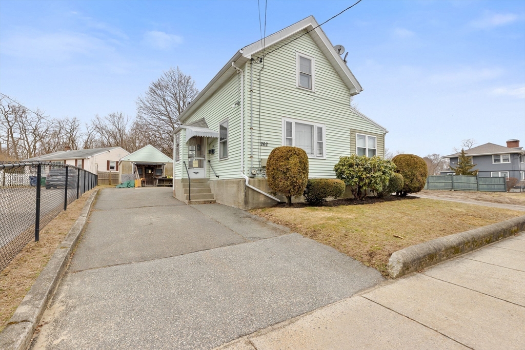 262 River St