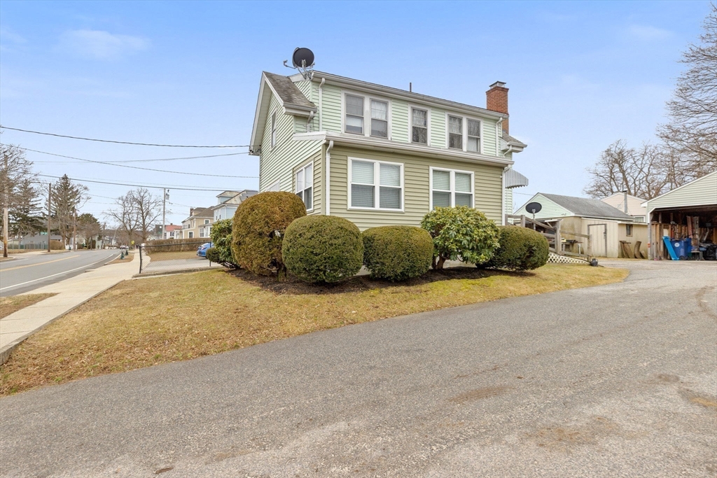 262 River St
