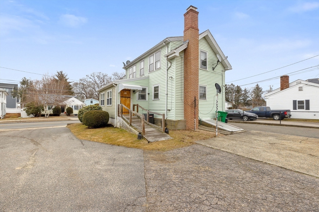 262 River St