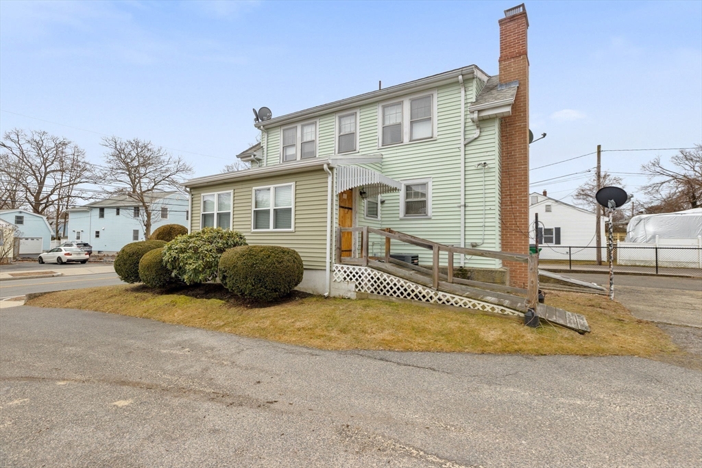 262 River St