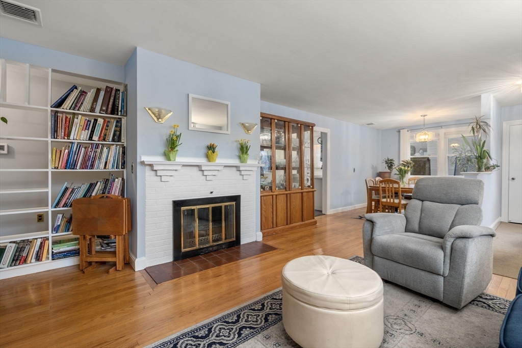 52 Warren Rd