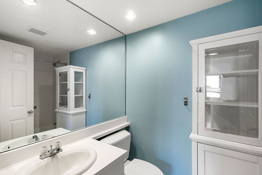 183 Oak Street # 401