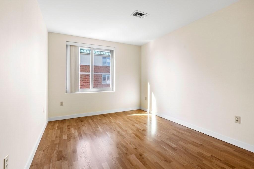 183 Oak Street # 401