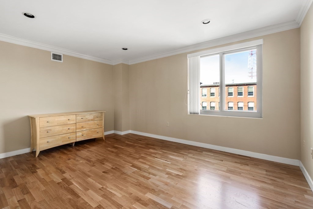 183 Oak Street # 401