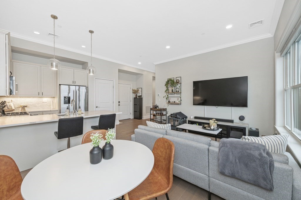 130 Coleridge St Unit: PH8