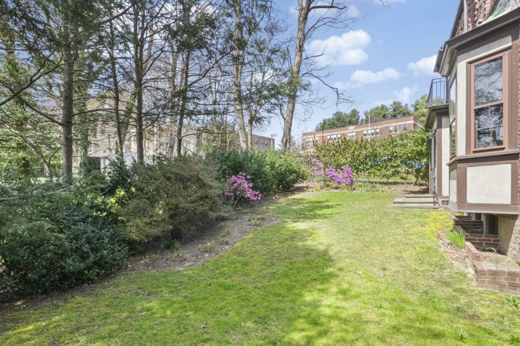 16 Mount Alvernia Rd