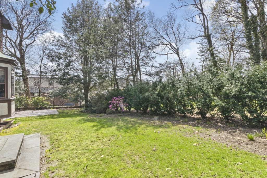 16 Mount Alvernia Rd
