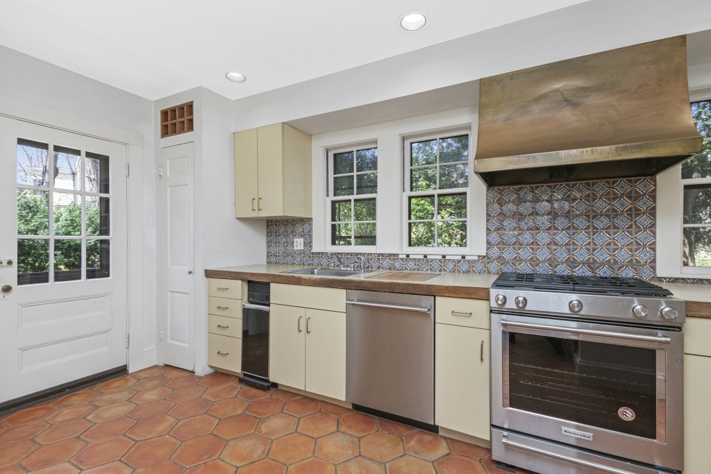 16 Mount Alvernia Rd