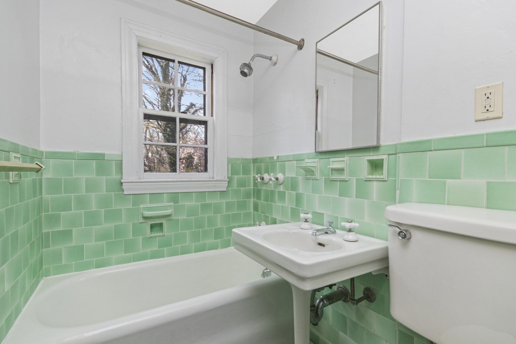 16 Mount Alvernia Rd