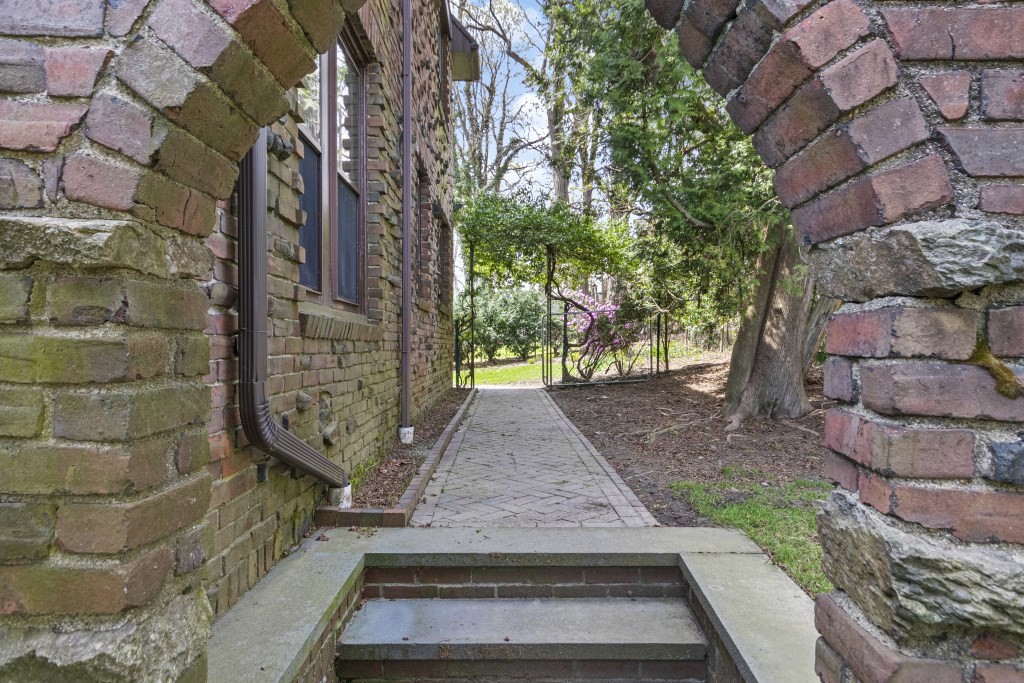 16 Mount Alvernia Rd
