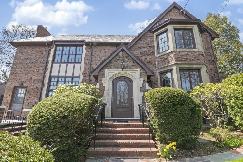 16 Mount Alvernia Rd