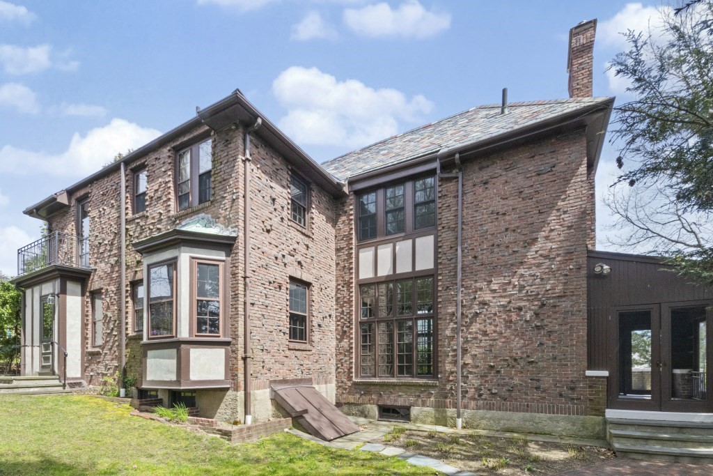 16 Mount Alvernia Rd