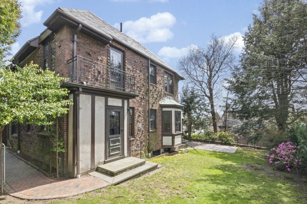 16 Mount Alvernia Rd