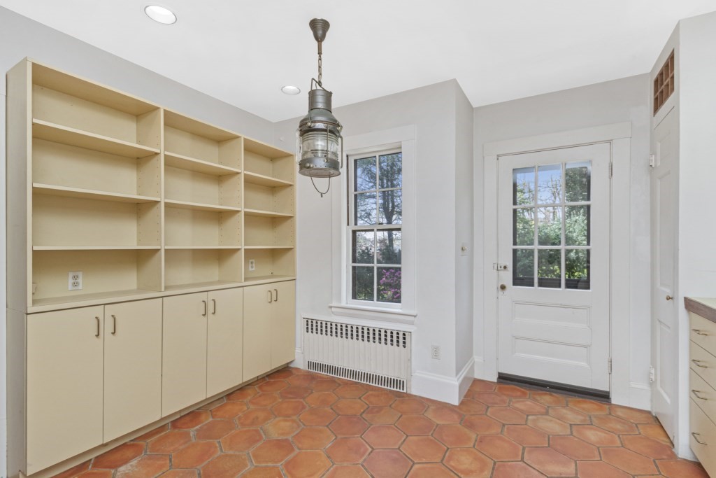16 Mount Alvernia Rd