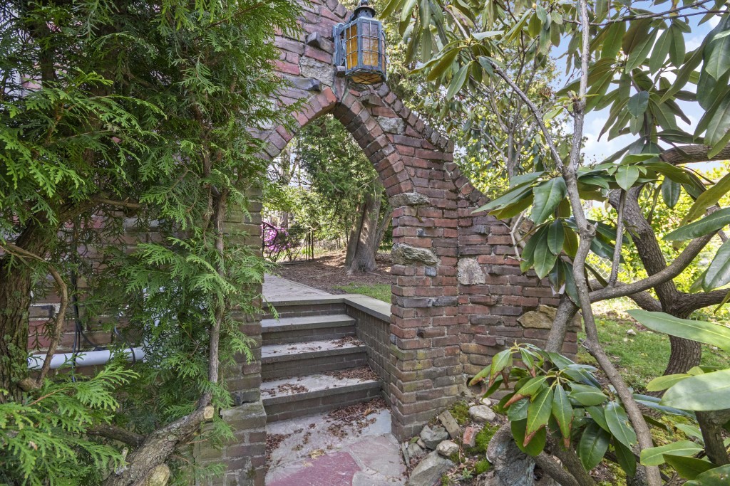 16 Mount Alvernia Rd