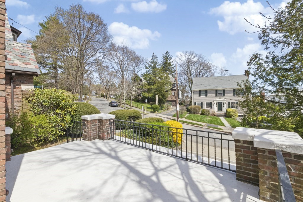 16 Mount Alvernia Rd