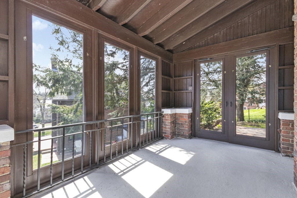 16 Mount Alvernia Rd