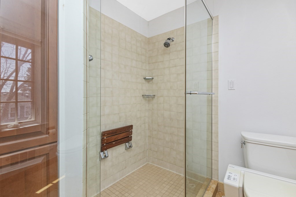16 Mount Alvernia Rd