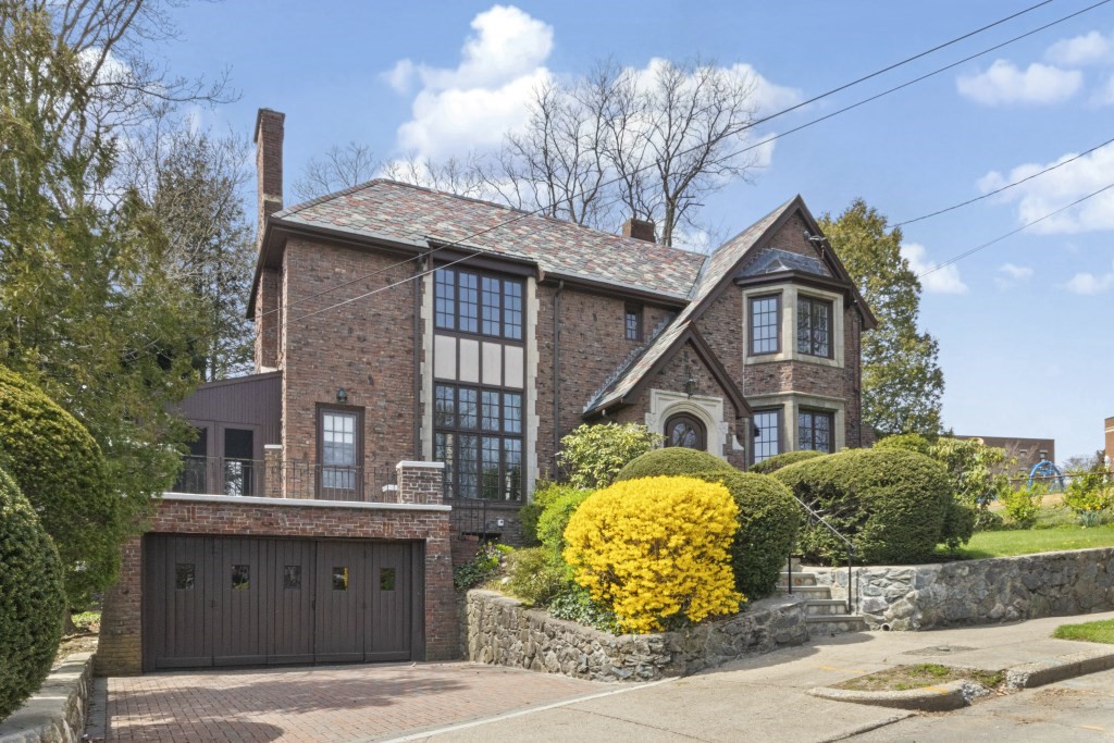 16 Mount Alvernia Rd