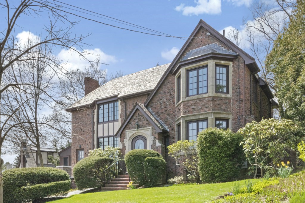 16 Mount Alvernia Rd