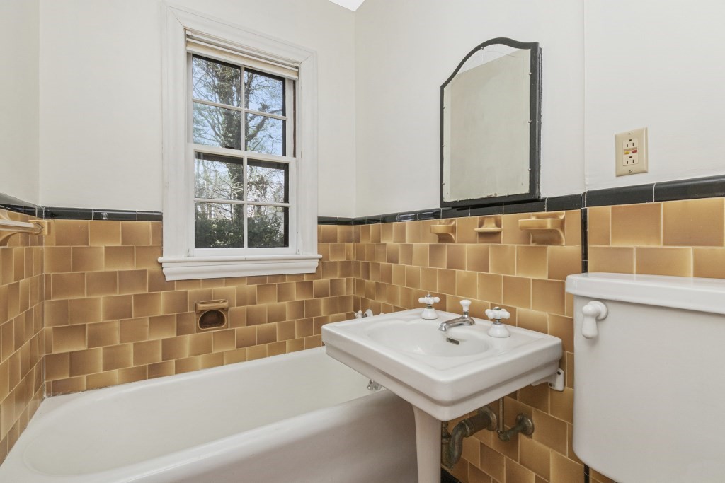 16 Mount Alvernia Rd