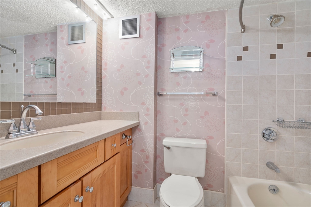 250 Hammond Pond Pkwy # 1011S